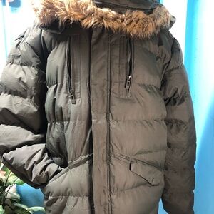 Green Puffer Jacket with Faux Fur Hood and Insulated Design
